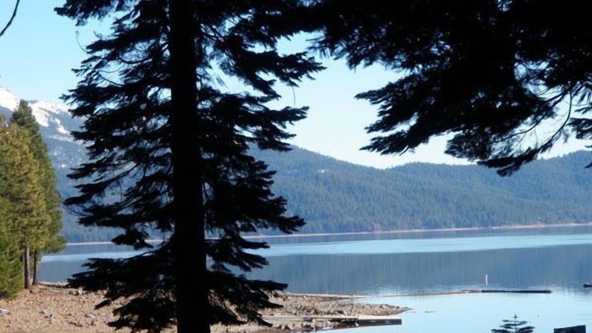 Lake Almanor Country Club House | Experience Lake Almanor living with this adorable 3 bedroom log cabin.