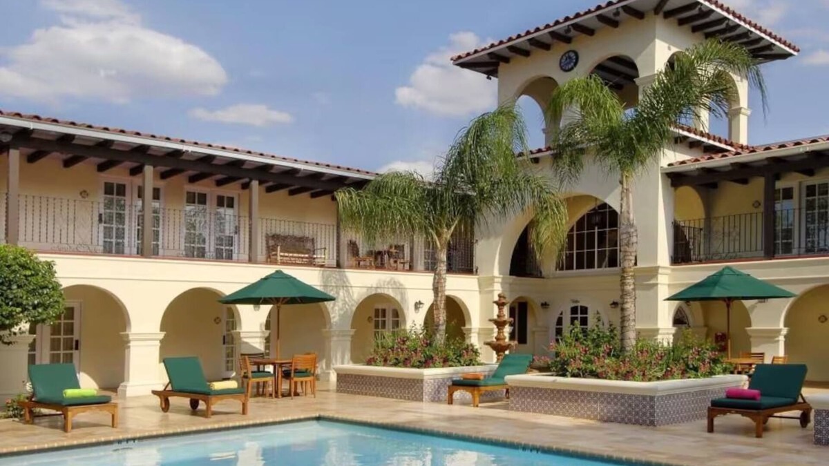 Western Division Hotel | Experience Laredo in 2 Units w/Garden Pool, Vibrant Dining Scene & City Sites