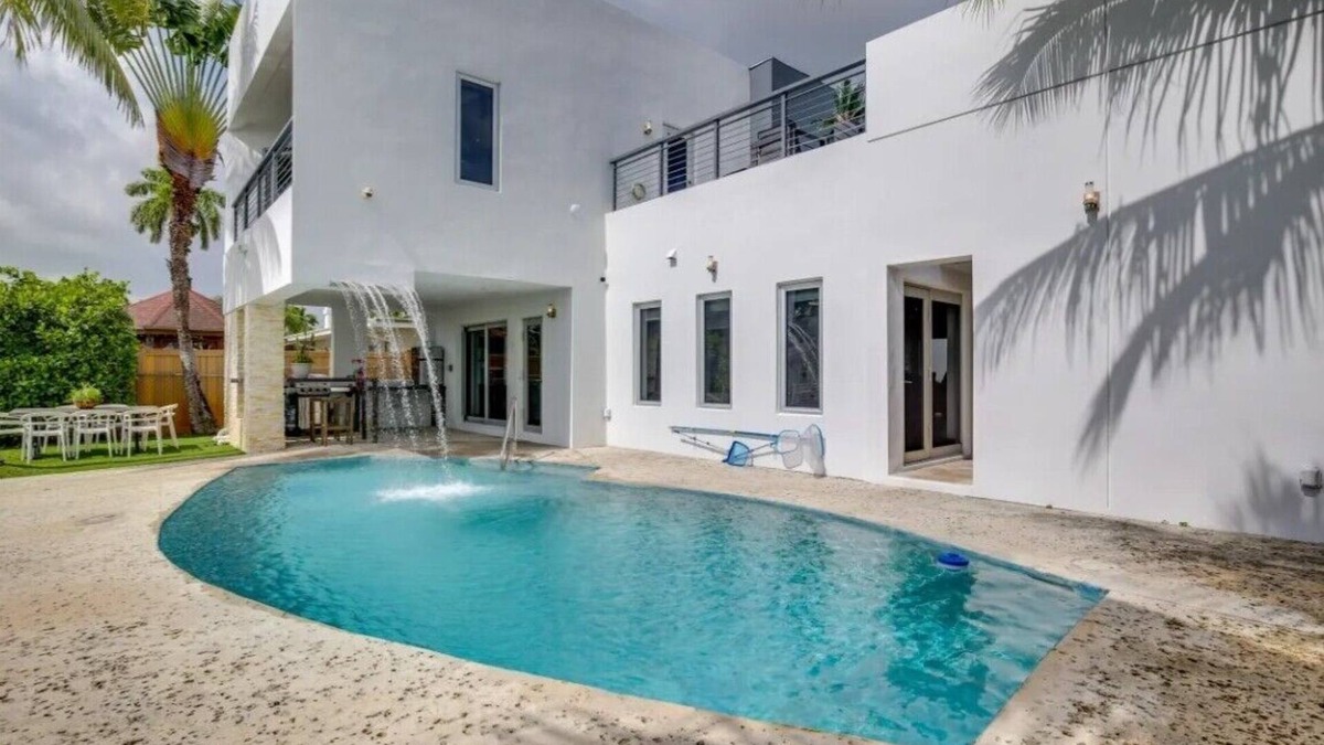 Lauderdale Isles House | Experience luxury living for 16 Guests - near Seminole Hard Rock Casino - 8 min