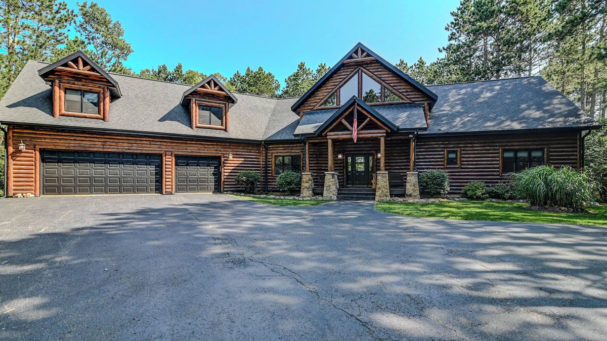 Mauston House | Experience luxurious lakeside living in our 5-bed, 5-bath retreat!