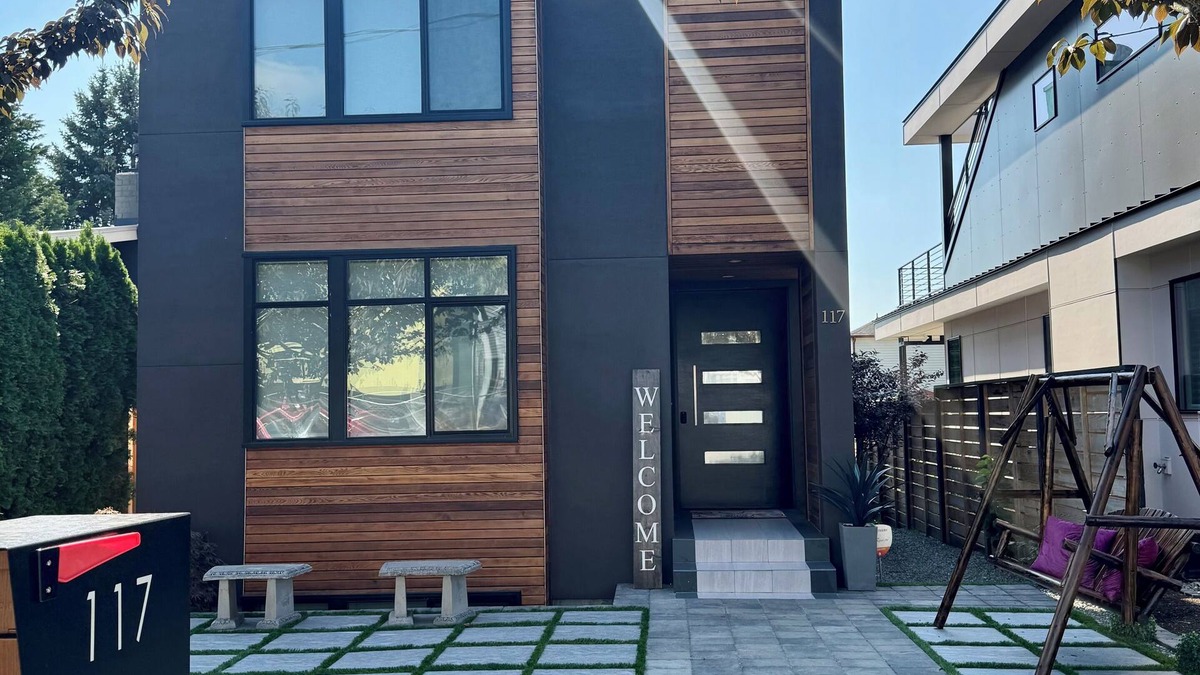 Market House | Experience modern elegance in the best location Kirkland has to offer.