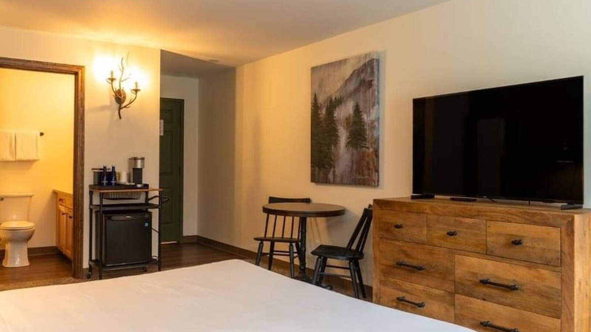 Schroon Lake Hotel | Experience Near Scenic Hiking Spots | Ideal For Adirondack Couple Getaway