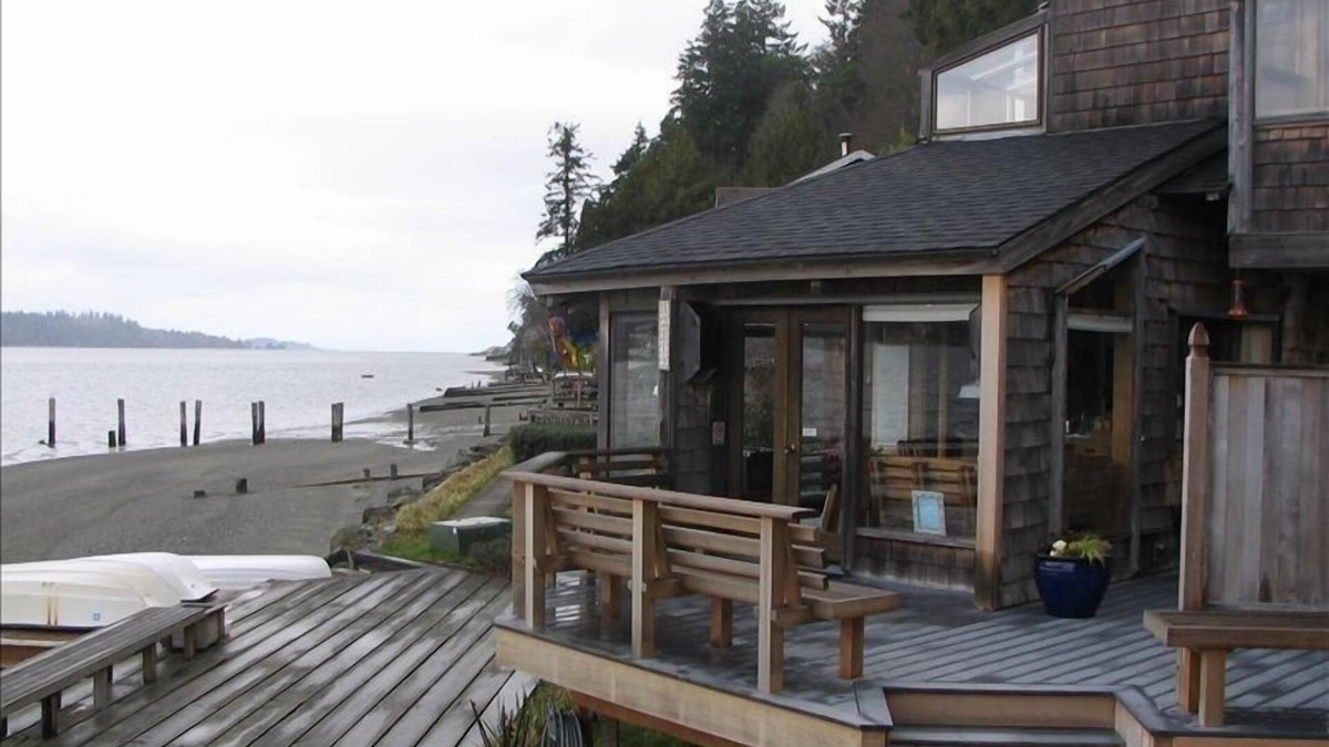South Colby House | Experience Paradise at the Water's Edge with Awesome Views.