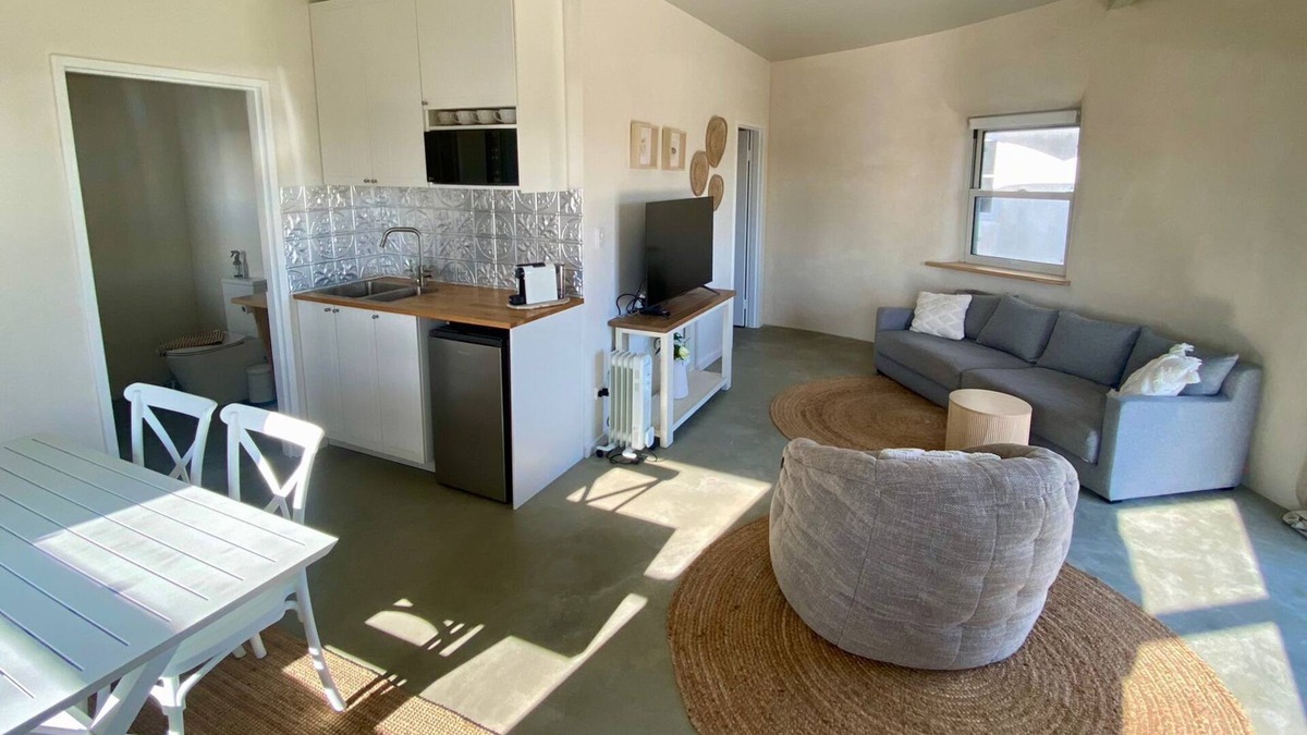 Bremer Bay Ski Chalet | EXPERIENCE SERENITY IN A UNIQUE STRAWBALE RETREAT WITH BREATHTAKING VIEWS