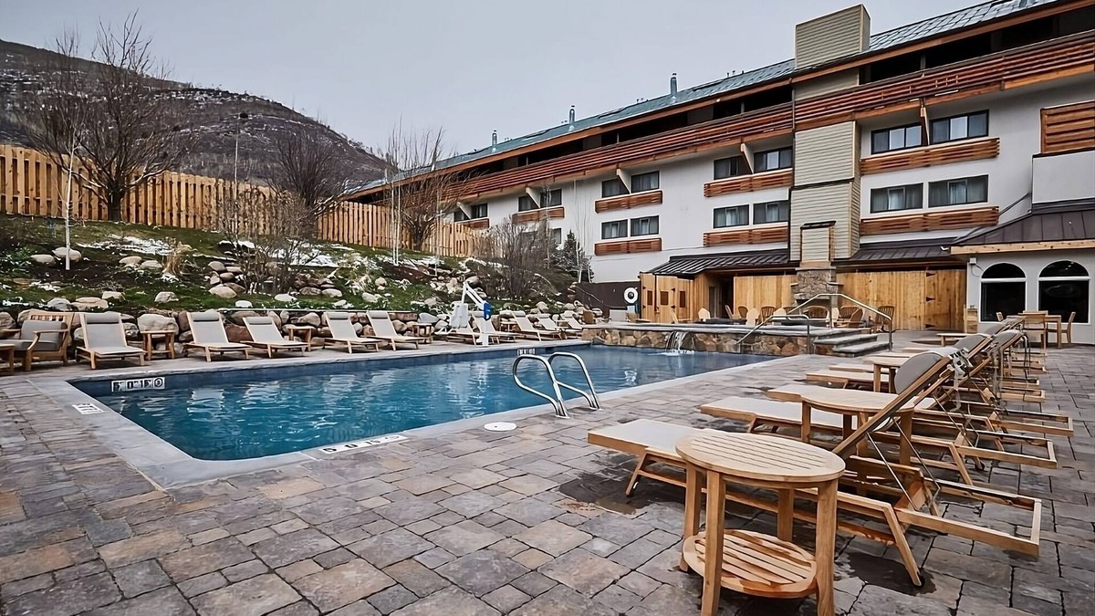 Vail Hotel | Experience Skiing Excellence at Our Vail Retreat: Suite w/Fireplace