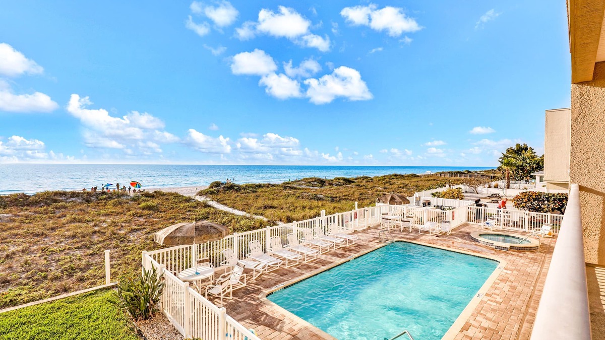 Independence Square Condo | Experience the Indian Rocks lifestyle with a shared pool & hot tub - dogs OK
