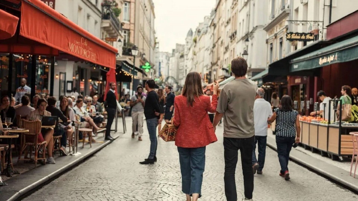 Quartier du Mail Apartment | EXPERIENCE THE BEST OF PARISIAN LIVING NEAR THE LOUVRE AT RUE D'ABOUKIR - 3 BED