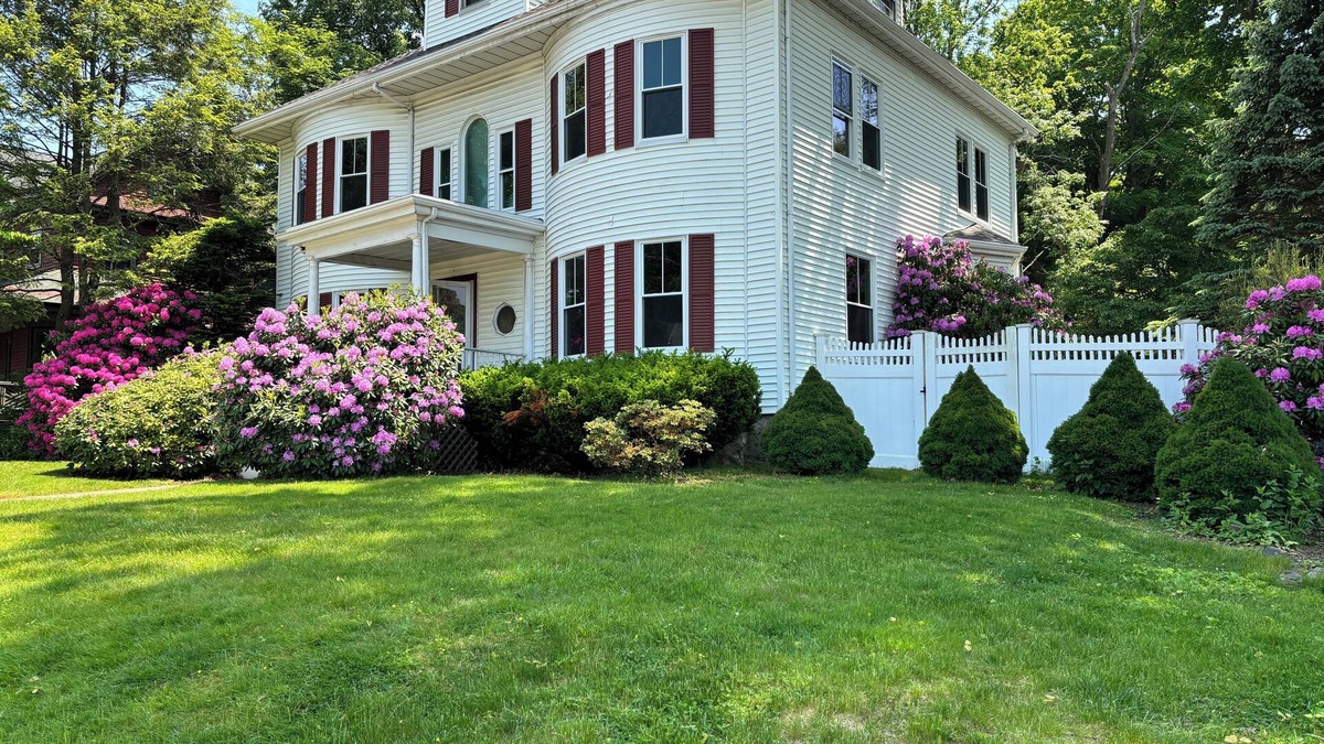 West Roxbury House | Experience the history of Boston in the most sought after neighborhood.