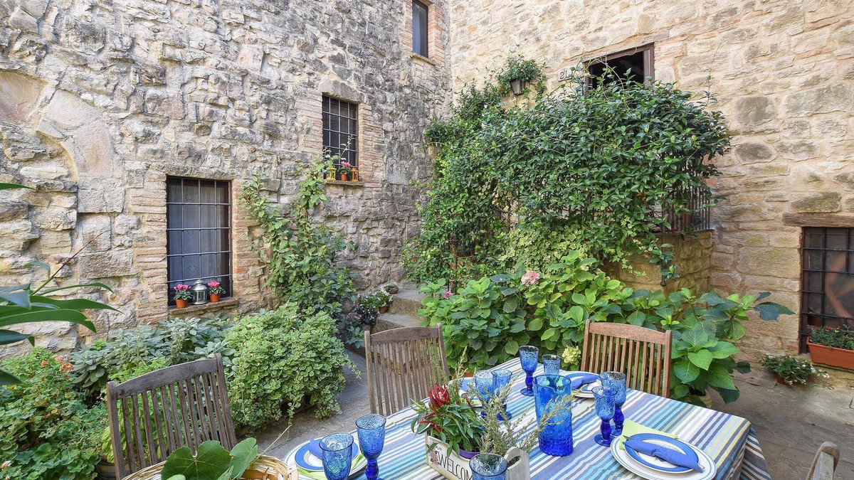 Acqua Loreto Apartment | Experience the idyllic atmosphere of Umbria in this charming holiday apartment with pool access