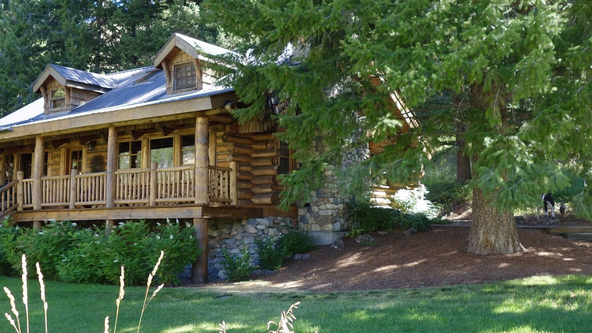 Sun Valley Cabin | Experience the tranquility and magic of Sun Valley at this Board Ranch log cabin