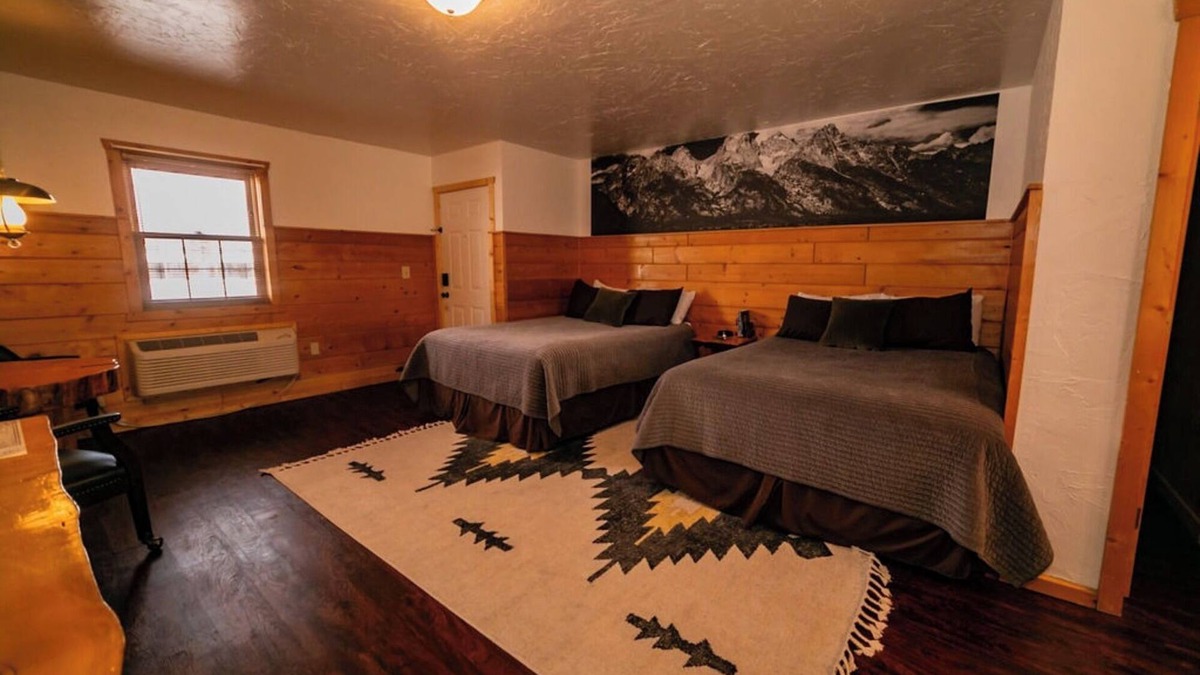 Dubois Cabin | Experience Tranquility in a Premium Double Queen Room Overlooking the River and Stunning Mountain Vistas