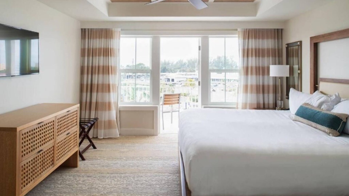 Holmes Beach Hotel | Explore Anna Maria Island from a Spacious Water-View Two-Bedroom