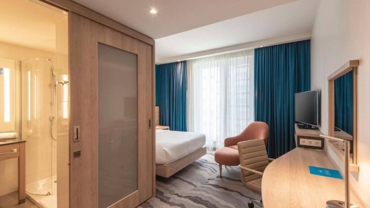 Mitte Hotel | Explore Berlin from a Prime City Centre Location | 3 Queen Rooms w/Breakfast