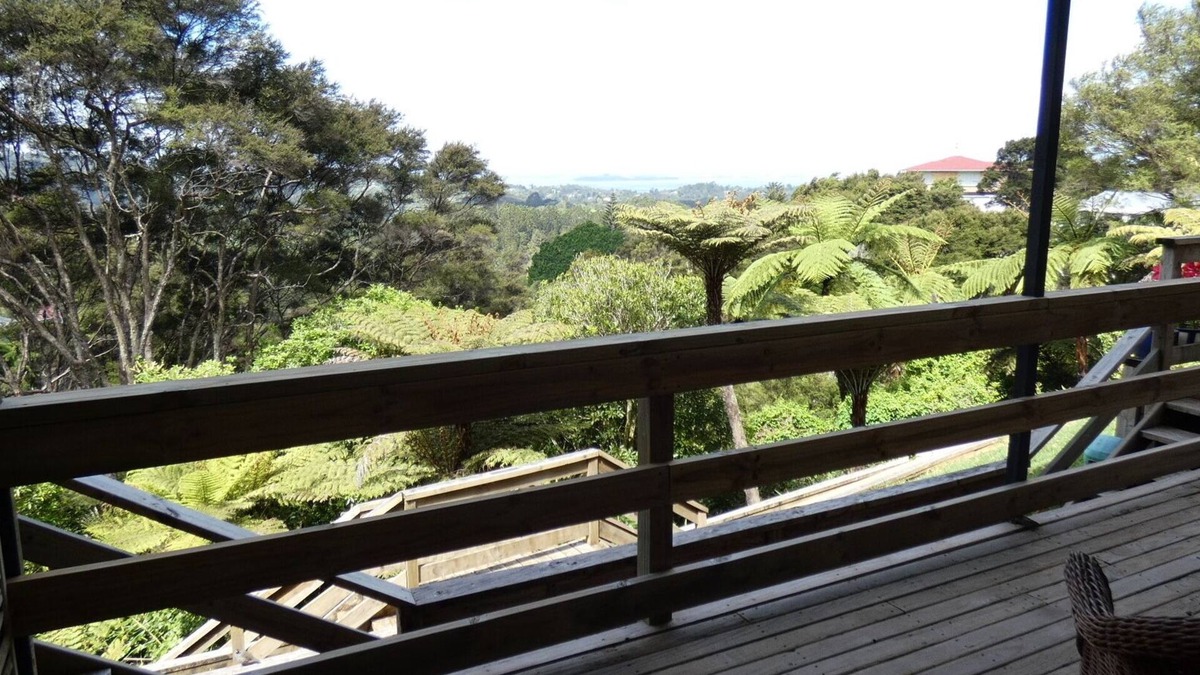 Titirangi Apartment | Explore bush and beach in Titirangi