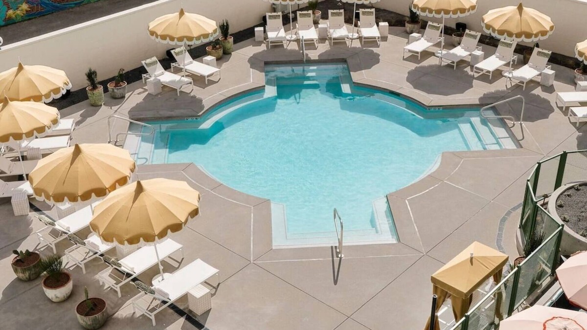 Downtown Albuquerque Hotel | Explore Downtown Albuquerque from 2 Stylish Room | Free Parking
