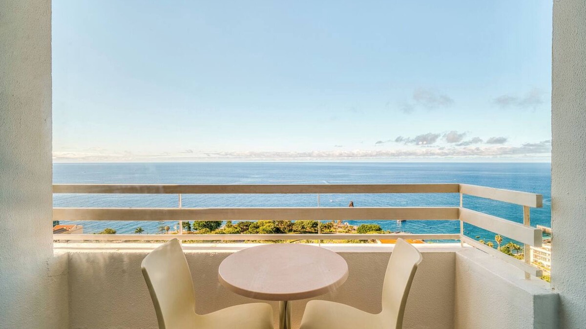 Sao Martinho Hotel | Explore Funchal's Marina! Balcony with Sea View, Swimming Pool, Spa & Wellness!