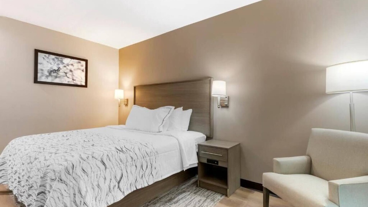 Queens Hotel | Explore Jamaica with This Affordable Room | Free Parking