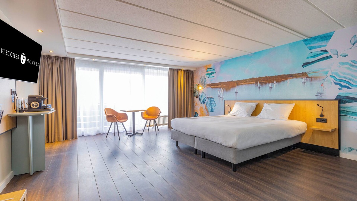 Oud-Loosdrecht Hotel | Explore Loosdrecht by Bike, Paddle the Lake and Enjoy Waterfront Dining