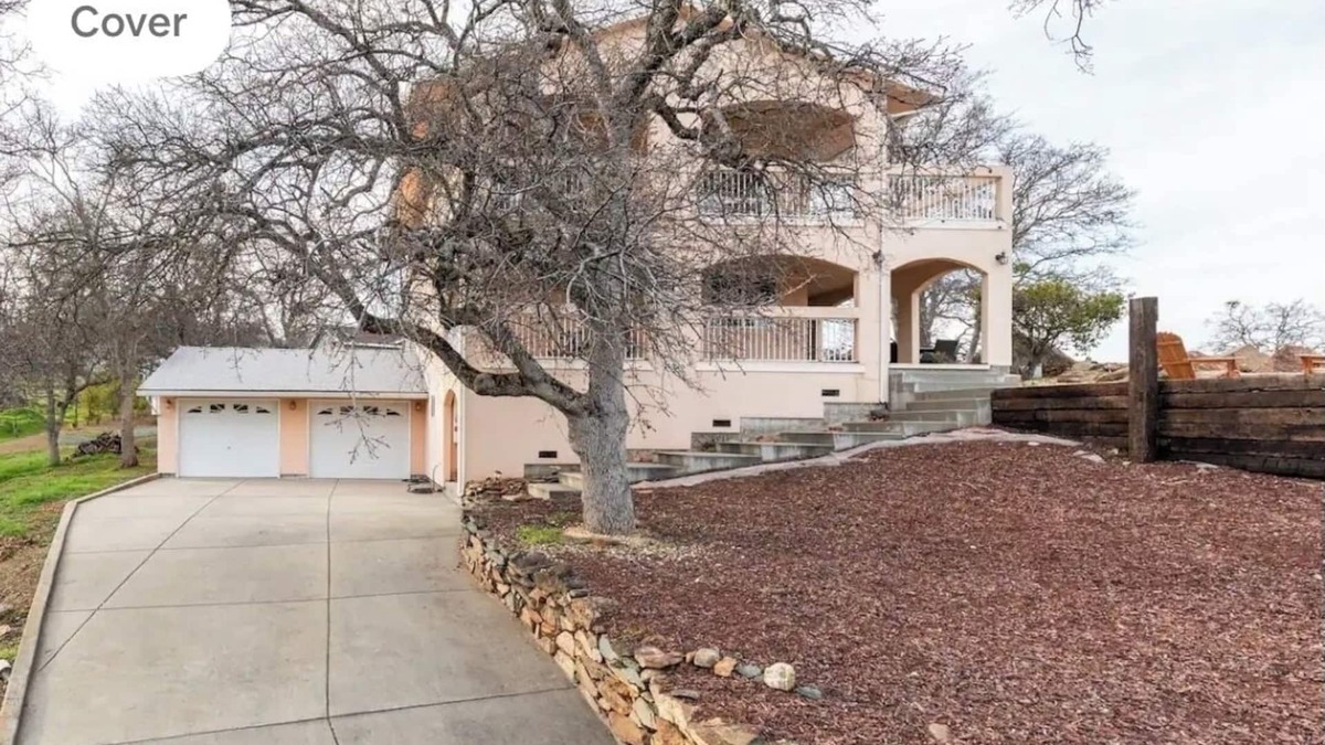 Copperopolis House | Explore natures retreat with amazing views of Lake Tulloch and close to Yosemite
