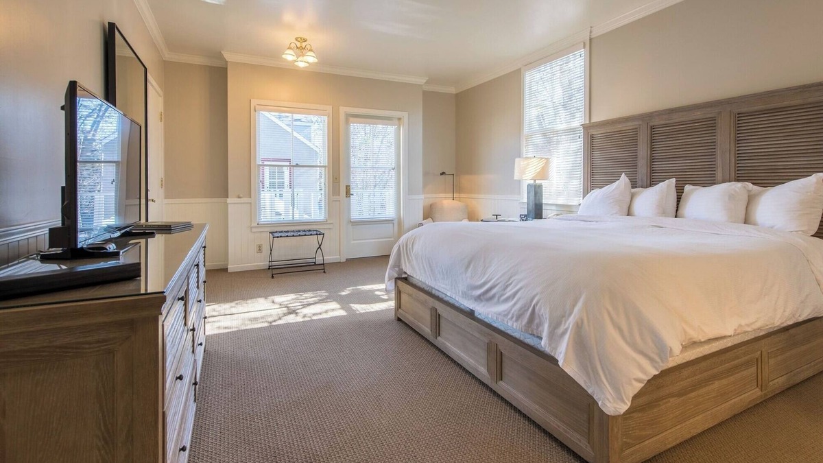 Santa Rosa Hotel | Explore Wineries from a Classic Santa Rosa King Room Filled with Timeless Charm