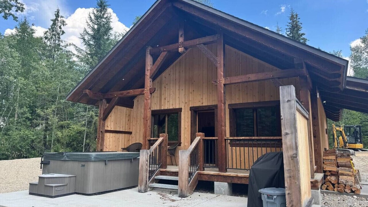 Golden Cabin | Explorer Creekside Cabin