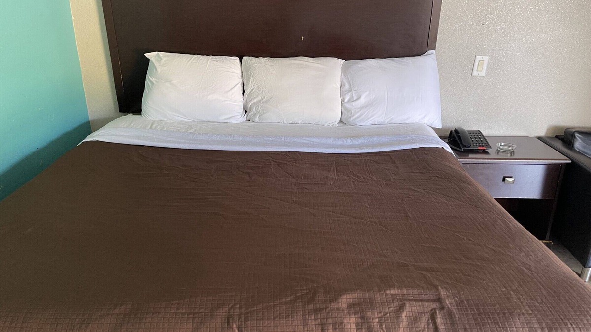 West Memphis Hotel | Express Inn West Memphis