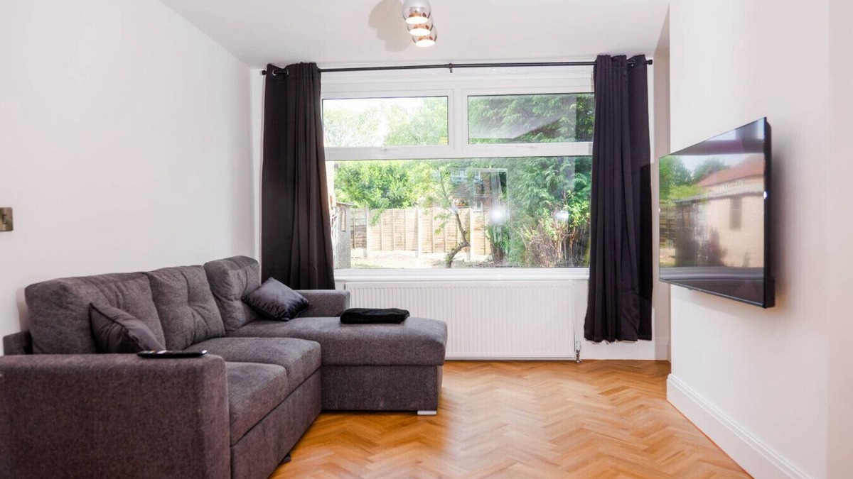 Trafford House | Exquisite 3BD Nordic Retreat - Free Parking