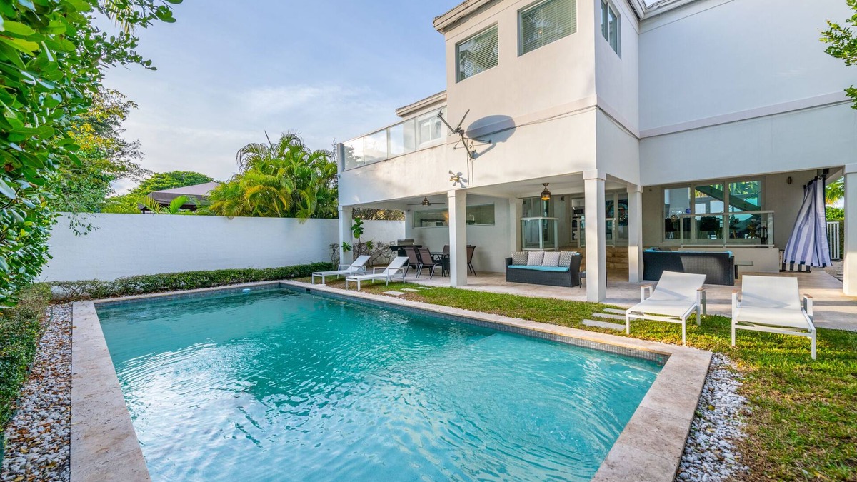 Edgewater Villa | Exquisite 6BR/3.5BBTH Villa