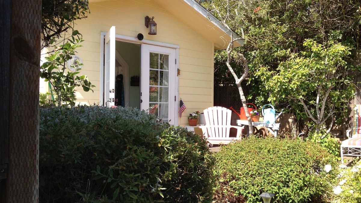 Baywood Park Cottage | Exquisite Cottage, Private Gardens, Walk To Bay