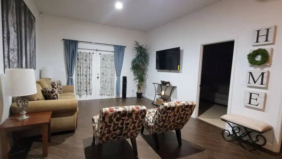 Greater Palm River Point CDC Bed & Breakfast | Exquisite Home near Tampa/Orlando sleeps 14-20.