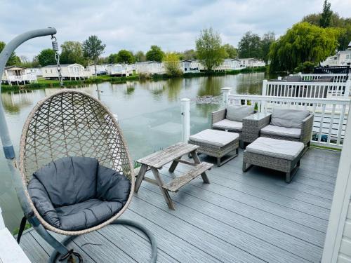 South Cerney House | Exquisite Lake lodge in Hoburne Holiday Resort - Valentino Rose Lodge