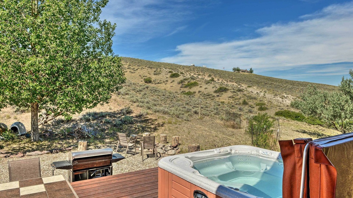 Lander Cabin | Exquisite Log Home with Lander Valley Views!