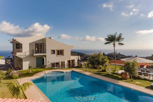 Santo Antonio Villa | Exquisite Madeira Villa Villa Funchal Belair 4 Bedroom Panoramic Sea View Heated Pool Hot-Tub