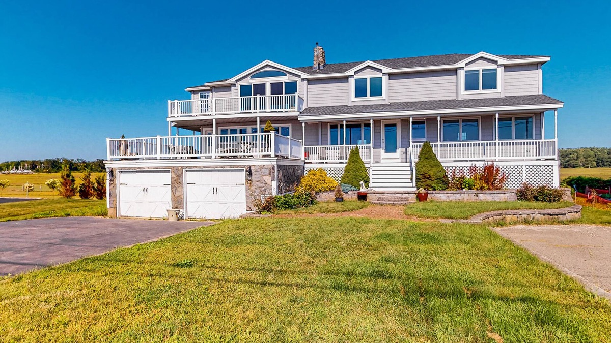 Rye House | Exquisite oceanfront home with fireplace, balcony, AC & W/D