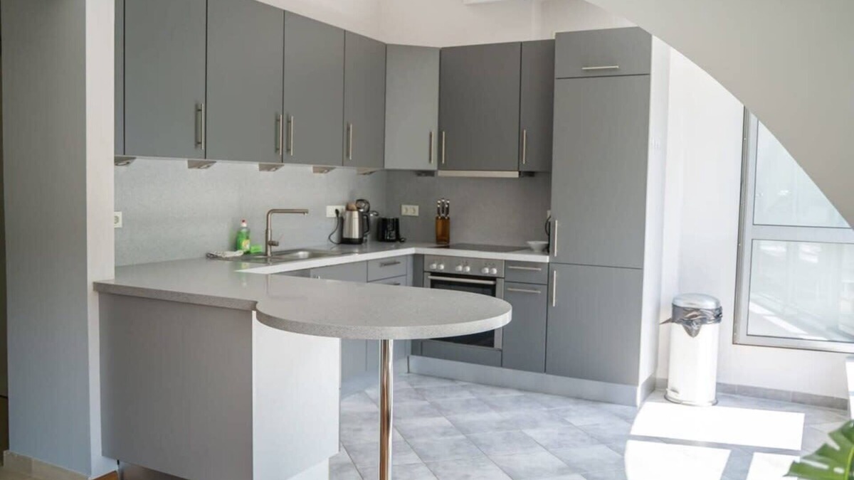 Limpertsberg Apartment | Exquisite Penthouse w Mountain View close to DT ID34