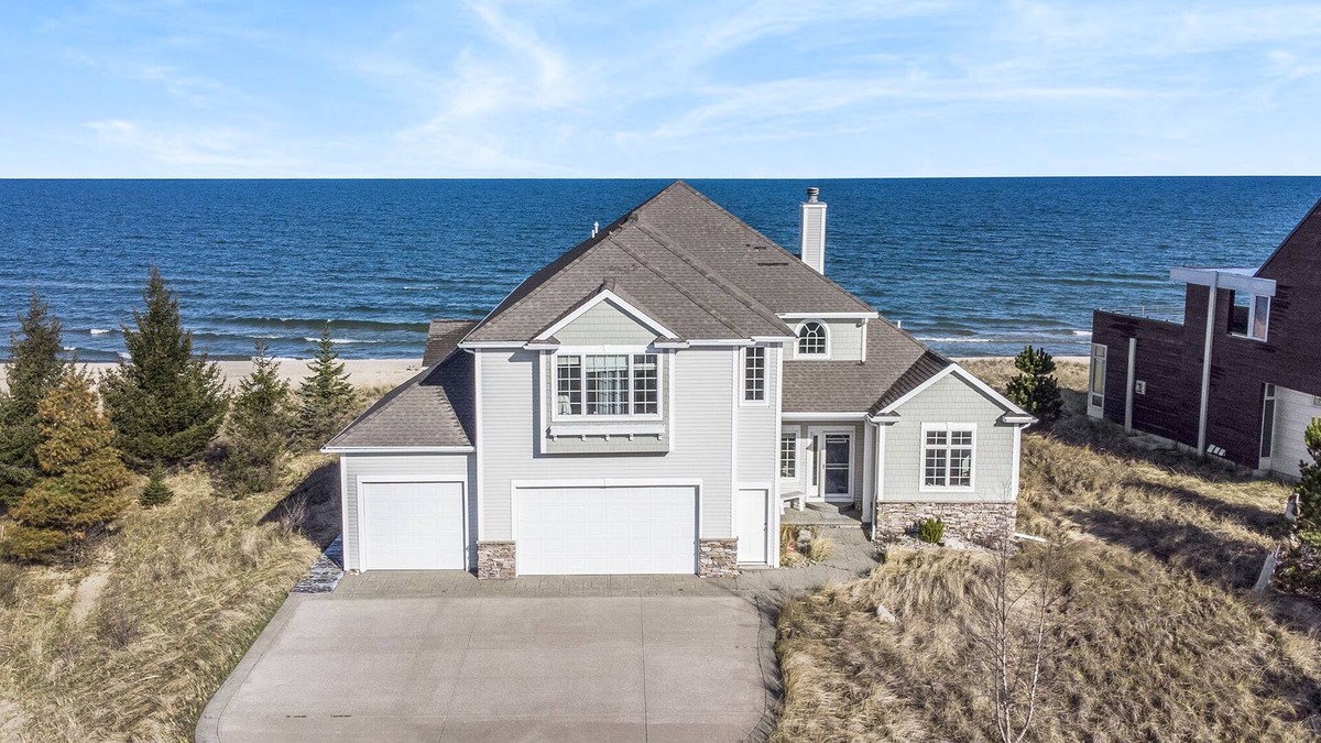 Manistee House | Exquisite Private Lake Front Family Home