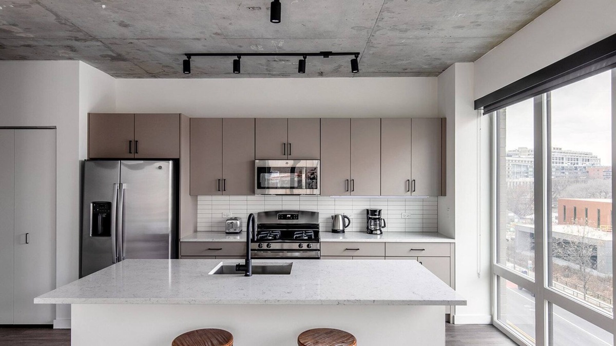 Killgubbin Apartment | Exquisite River North 1BR w/Terrace, Fire Pits & Grills, by Blueground