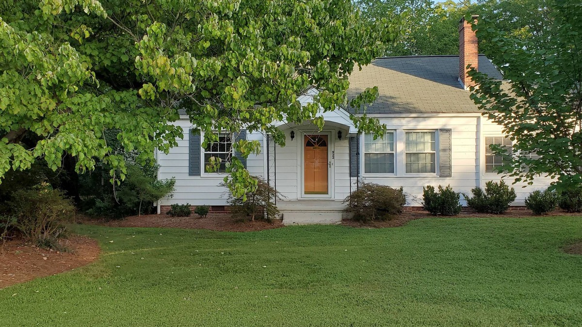 Elon House | Extended Stay Four Bedroom Charming House on 4 Acres Near Elon & Burlington NC