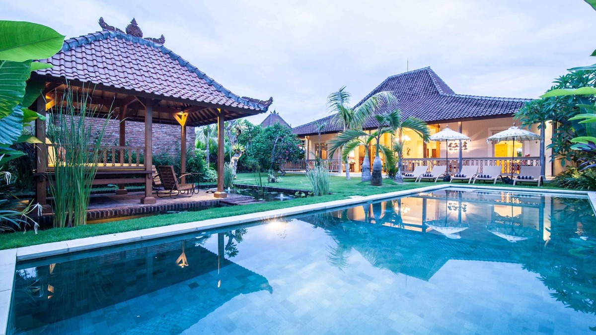 Umalas House | Extensive garden with swimming pool Villa