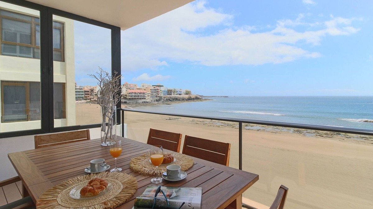 Melenara Apartment | Extra luxurious apartment on the beachfront.