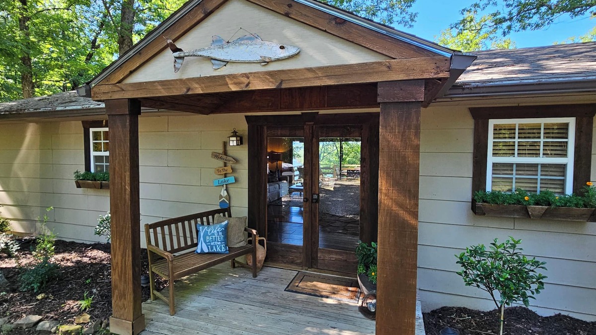 Mid America House | Extremely Secluded Lake Cabin on Main Channel/Gorgeous Mountain & Lake Views