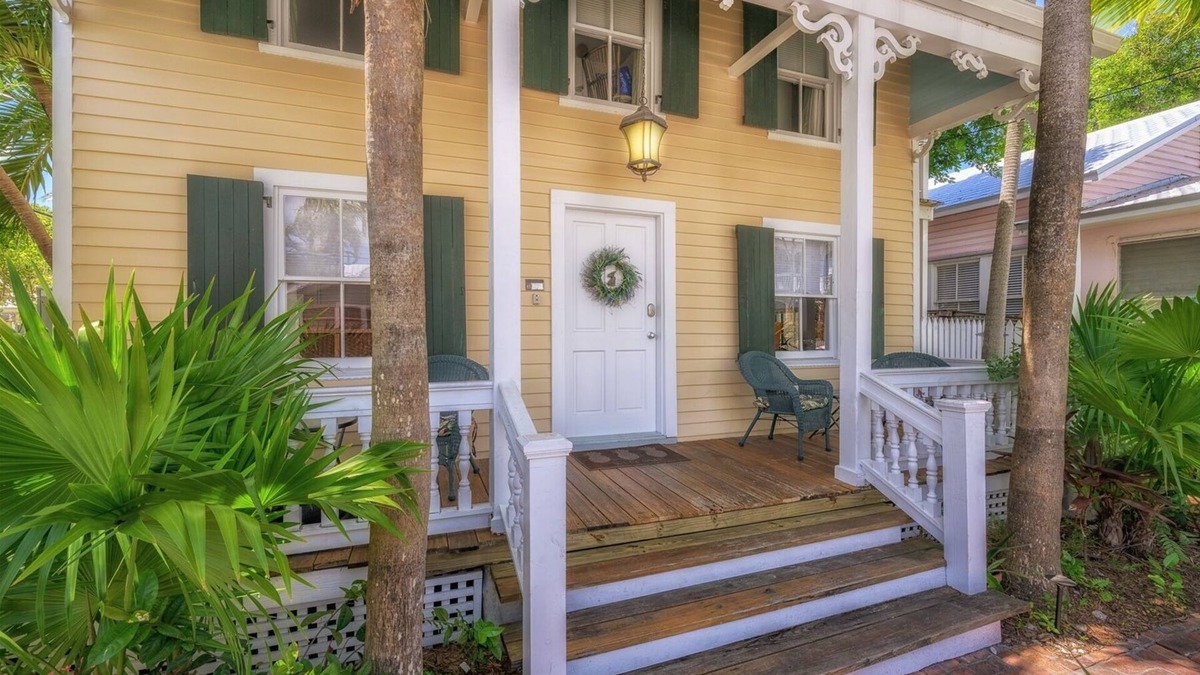 Downtown Cottage | Eyebrow Suite - 2bd/1.5ba Suite off Duval