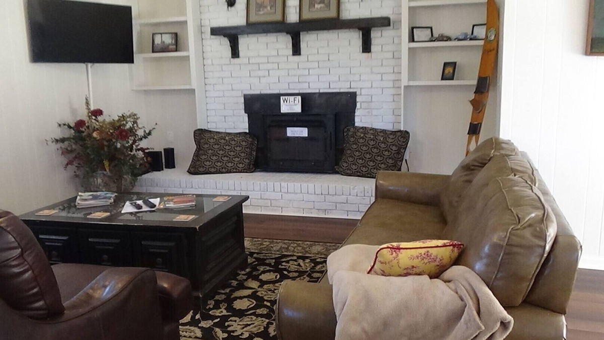 Centerville House | EZ - GO Lodging 3.7 mi Green Pond Landing(Lake Hartwell) Clemson Univ 15 mil.