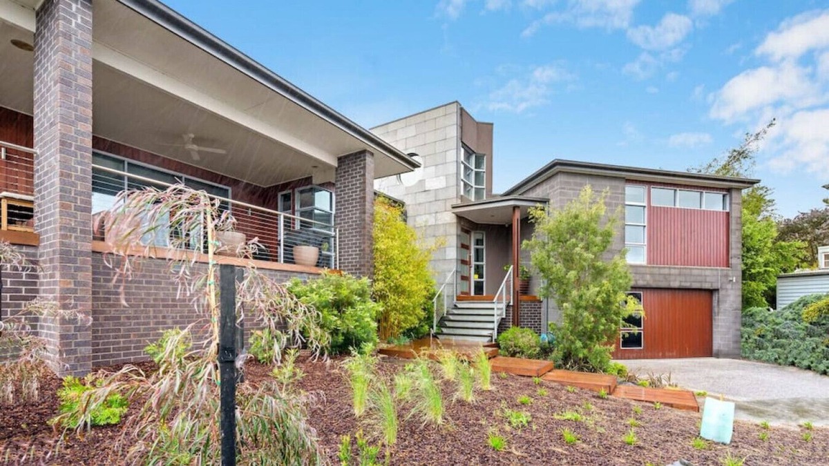 Golden Point House | F-DUN001 · Architectural marvel: Walk to Sovereign Hill & CBD
