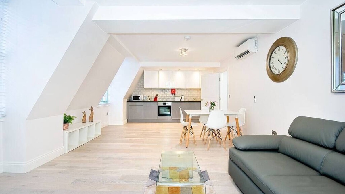Temple Apartment | F2E Large penthouse 1 bed wifi air con sleeps 4