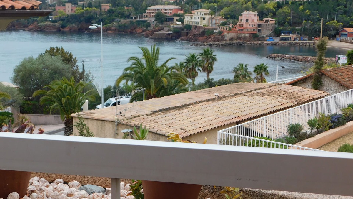 Theoule-sur-Mer Apartment | F9 Large bright apartment, 3 rooms, beach at 50m, swimming pool and sea view