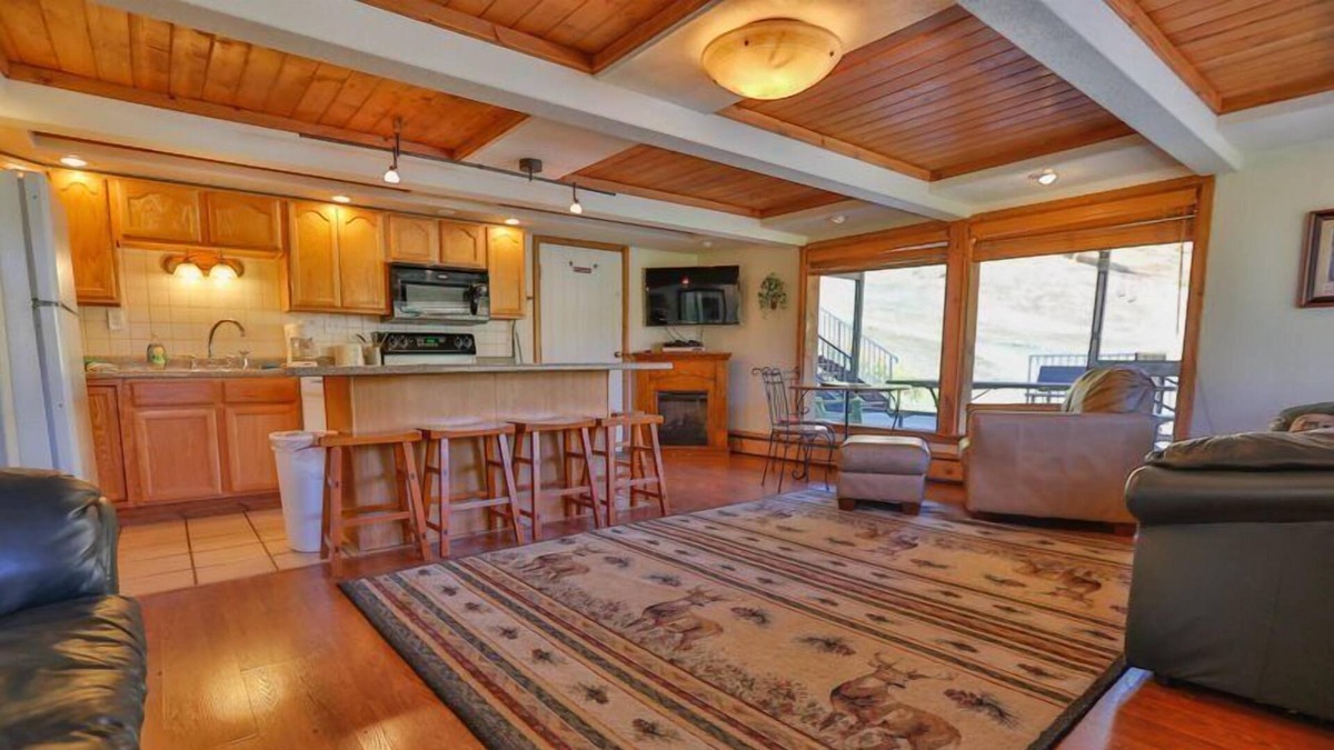 Glenwood Springs Condo | F9: This spacious one bedroom condo which includes a fireplace is only steps from the slopes.