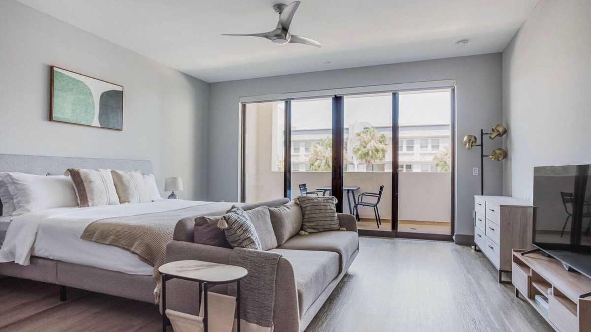 Mid-Wilshire Apartment | Fab Mid-Wilshire Studio w/Gym & Roof Lounge, nr Dining, by Blueground