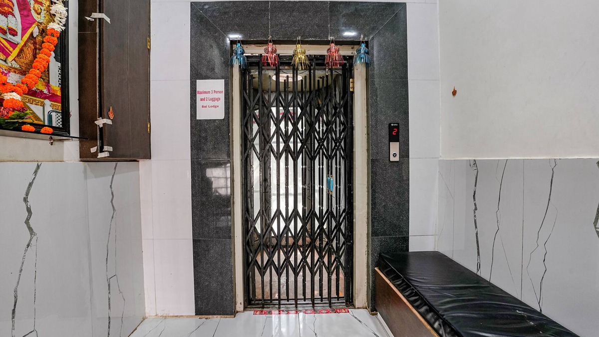 Nashik Hotel | Fabexpress Sai Lodging I