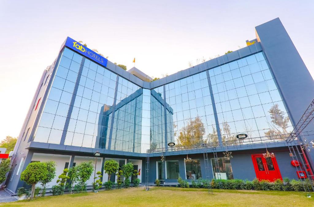 Gomti Nagar Hotel | FabHotel BSA